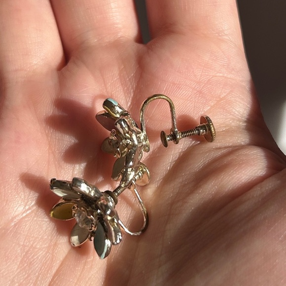 Vintage Pastel Enamel Floral Screw-Back Earrings – 1940s/50s - Picture 4 of 5